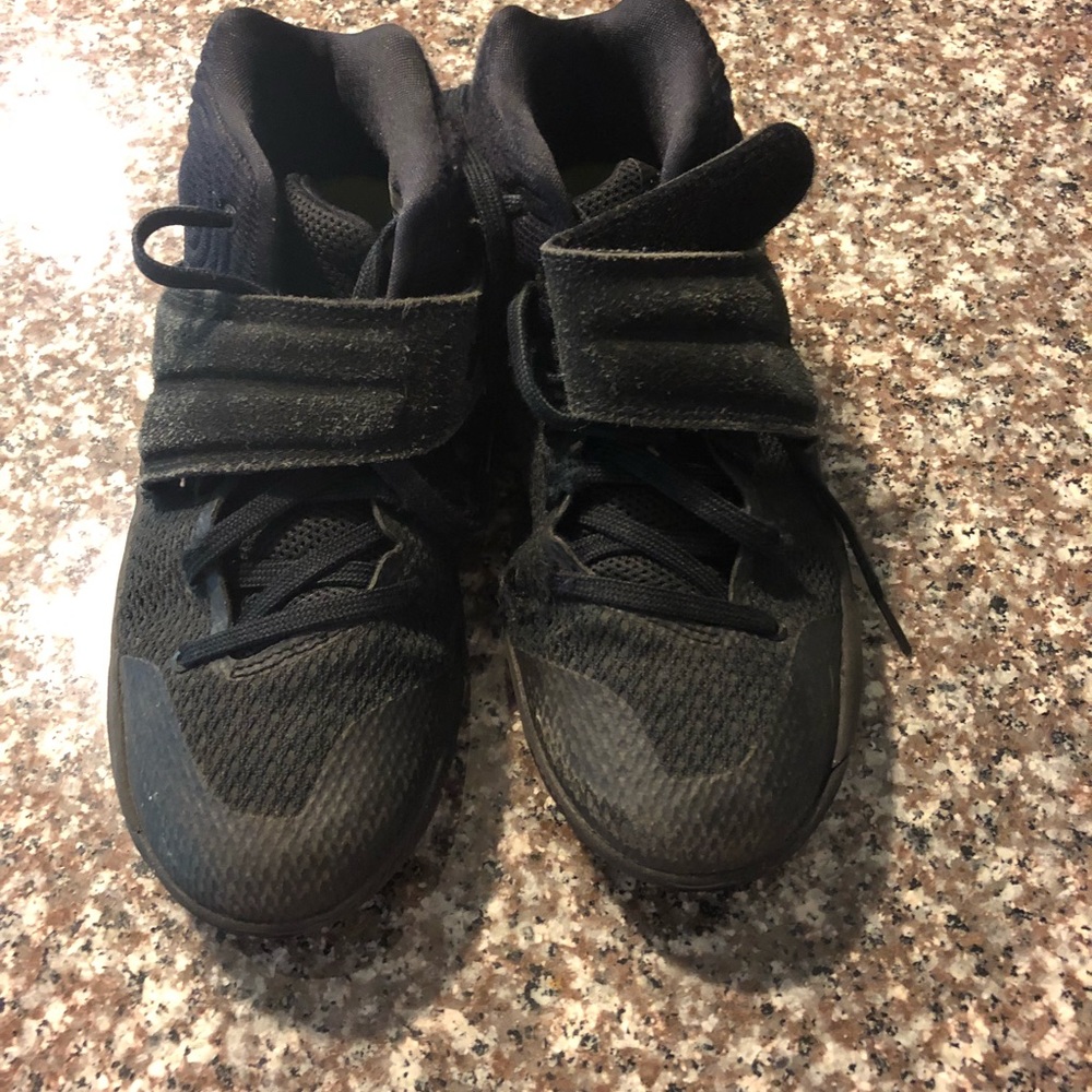 Kyrie Irving black shoes